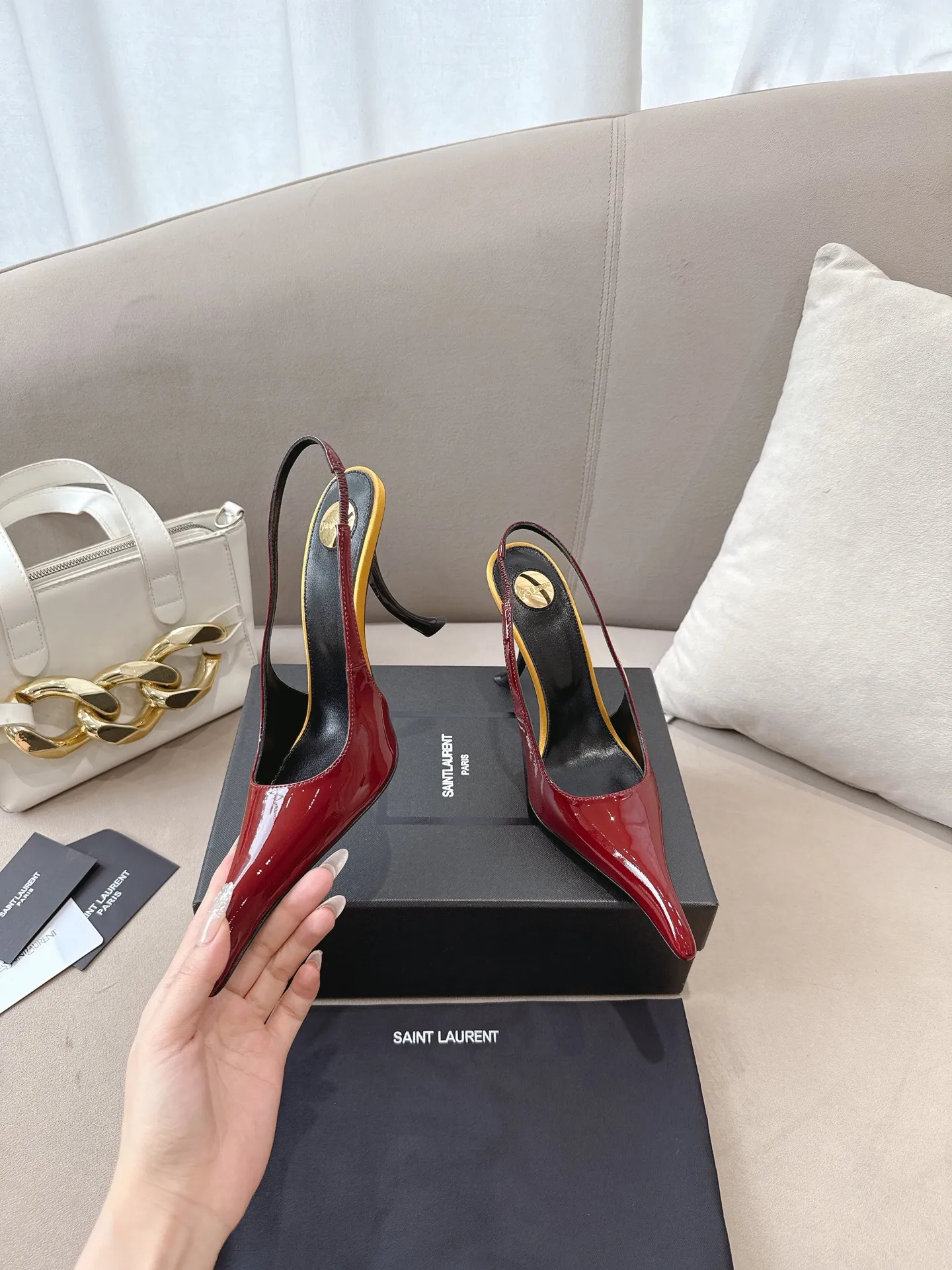 👟👟Ex-factory price 620👟👟 Saint Laurent YSL 25ss/autumn and winter ready-to-wear series catwalk style high heels. The design of the toe and transparent heel, the final effect is quite good. The different colors are also very beautiful. Only YSL understands women's hearts best and does not accept rebuttal. It is a super invincible feminine artifact and a must-have for women (z-product full-body customization, own molded hardware accessories, perfect consistency) ✔Upper: imported cow patent leather ✔Lining: imported 🐑goat leather ✔Sole: imported genuine leather outsole ✔Heel height: 10.5cm ✔Number of yards: 36-39 (40, 41, 42 can be customized and non-returnable) (Full set of packaging)